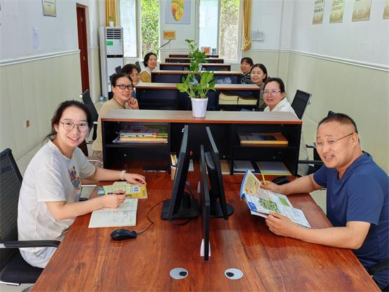 更换崭新的办公桌.jpg