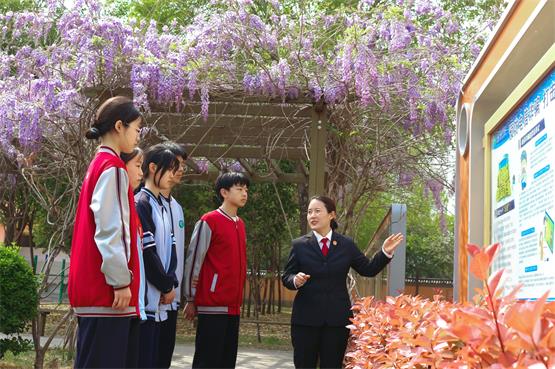 紫藤萝下,法治副校长和学子漫步法治长廊一起话法治_副本.jpg